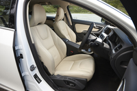 特別装備のひとつである、本革仕立てのシート。車体色に合わせて、ソフトベージュ（写真）またはオフブラックのカラーが組み合わされる。
    