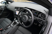 ブラックを基調にシルバーのアクセントが光るインテリア。ナビやAVを集約した最新のインフォテインメントシステム「Discover Pro」が標準装備される。
    