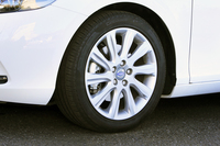 2015年モデルではホイールとタイヤのサイズも、最小回転半径の短縮を理由に変更された。