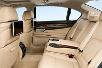 「リアエンターテインメントシステム」のイメージ。