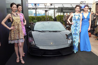 イタリアのファッションブランド「ロベルト カヴァリ」のファッションショーが華を添えた。