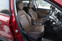 「クロスプラス」にはレザーシートが与えられる。フロントシートには8wayの電動調整機構とシートヒータ―が備わる。