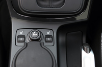 「タイタニアム」のフロントシートには、5段階で温度調整が可能なシートヒーターが備わっている。