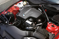 新しい2リッター直4ターボエンジンは184psと27.5kgmを発生。JC08モード燃費は13.4km/リッターを達成している。