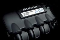 1.5リッターi-VTECにモーターを組み合わせた「IMA」ユニット。10・15モードで24.0km/リッター、JC08モードでは21.6km/リッターの燃費性能を実現する。