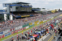 決勝スタート前のグランドスタンド。コース上もたいへんな人だかりだ。