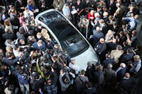 2008年9月16日、デトロイトの発表会場で揉みくちゃにされるボルト。大変な注目をもって迎えられたのだが……？