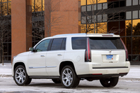 全長×全幅×全高＝5195×2064×1910mmというボディーサイズが目を引く「キャデラック・エスカレード」。米国仕様には、全長5.7mのロングバージョン「エスカレードESV」も存在する。