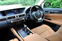 水平基調のデザインとされた、運転席まわり。メーター横に置かれた液晶ディスプレイは、12.3インチの特大サイズだ。レクサス車では初めて、アナログ時計も与えられる。