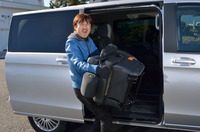 「Vクラス」の2列目と3列目に装着される5つのシートは、脱着レバーを操作することで全て取り外すことができる。インポーターによれば、1座あたりの重量は20～30kg。写真で筆者が抱えているのは、2列目の右側シート。