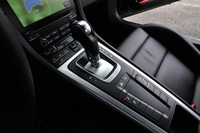 
	従来モデルと同様に、トランスミッションにはデュアルクラッチ式ATの7段PDKと、7段MTの2種類が用意される。
	