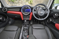 MINIならではのデザインアイコンを引き継ぎながら、各所に“再解釈”が加わっている。