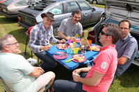 デジュネ（昼食）の最中も、愛車の脇で「CX」談義は続く。メンバーのひとりは、「当時GTIターボは、欧州製高級車のなかで最速の一台だったんだよ」と、デザイン以外のCXの美点も強調した。