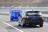 同じくEyeSightの自動ブレーキ体験のひとこま。衝突回避または被害の軽減が可能な“自車と対象物との速度差”は、最新型では「最高約50km/h」となっている。
    