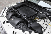 470psの「XF スーパーチャージド」は、日本導入15台の限定モノ。385psの5リッターNAユニット搭載モデルと510psの5リッタースーパーチャージドユニットを積む「XFR」の間に位置する。