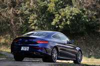 先代の「Cクラス クーペ」が“窓枠”付きのサッシュドアを採用していたのに対し、新型ではサッシュレスドアとなっている。