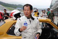 5周のデモランを終えた黒澤元治氏。日産ワークス時代には「KPGC10」で7勝を挙げている。以前にもこのマシンにちょっぴり乗ったことがあるそうが「前に比べたらだいぶよくなったね。ブレーキも最初は効かなかったけど、2周目からは（暖まって）ちゃんと効いた。4速と5速のギア比がクロースしたこのミッションには、覚えがないなあ」などとコメントしていた。