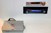 クレードルタイプは着脱式だが、固定でもいいという人の商品がこちら。手前のハイダウェイユニットと上方の白いコントローラーで手持ちのカーナビはオーディオと組み合わせる。こちらもオープン価格。