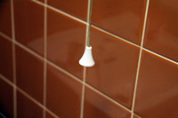 イギリスのバスルームの照明は、ひもスイッチ。緊急アラームが鳴るのではないかといつも引っ張るのが怖い。