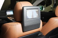 試乗車は、地上波デジタルテレビやビデオカメラの映像が楽しめる、リアシートエンターテインメントシステム（オプション：25万2000円）を装備していた。