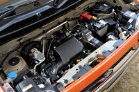 最高出力64ps、最大トルク9.7kgmを発生するターボエンジン。「ハスラー」はターボの4WD車でも、25.0km/リッター（JC08モード）の燃費性能を実現している。
    