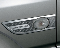 専用フェンダーガーニッシュ（「LAND VENTURE」ロゴ入り）