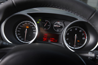 メーターには赤い単色表示のマルチファンクションディスプレイを装備。
    