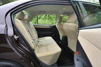 乗降時の腰への負担を軽減するために、後席のヒップポイントは従来より25mm高められた。ホイールベースは2600mmのままだが、膝まわりの余裕は40mm拡大されている。