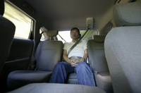 後席センターに座る、自動車ジャーナリストの生方聡