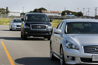 見えないクルマによる危険を知らせることで、玉突き事故を防ぐ技術「プレディクティブ フォワードコリジョンワーニング」を体験するところ。一番後ろのクルマに乗車する。