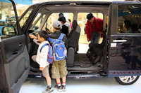 ピラーレスの威力！ 「ダイハツ・タントカスタム」にアリ地獄のごとく吸い込まれる子供たち。