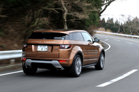 悪路走破性に関する諸元は、アプローチアングル19度、デパーチャーアングル30度、最低地上高・前軸部215mm、同後軸部240mm、渡河水深限界500mm。
    