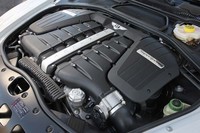 630psを発生する心臓部。ベントレーは、2012年までにCO2排出量を15％削減するという目標のもと、新しいパワートレインを開発中だという。