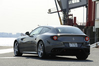 【テスト車のオプション装備】
FFスペシャルカラー（GRIGIO FF）＝108万8000円／“スクーデリア・フェラーリ”フェンダーエンブレム＝15万2000円／カラードブレーキキャリパー（GRIGIOシルバーストーン）＝13万3000円／20インチダイヤモンドフィニッシュホイール＝22万1000円／スポーツエキゾーストパイプ＝6万7000円／ドアミラーのダークペイント仕上げ＝6万7000円／セミア二リンレザーインテリア（CUOIO TOSCANO）＝75万円／ドアパネルとアームレストのアルカンターラ仕上げ＝11万2000円／フル電動シート＝54万4000円／ダイヤモンドパターンのシート表皮＝43万4000円／自動防眩ルームミラー＆ドアミラー＝14万7000円／フロントライティングシステム（AFS）＝18万6000円／サスペンションリフトシステム＝53万円／タイヤ空気圧＆温度モニタリングシステム＝12万5000円／フロントパーキングセンサー＝14万円／デュアルビュー・フロントパーキングカメラ＝29万4000円／HiFiプレミアムシステム＝54万4000円／リアシートエンターテインメント＝48万6000円）