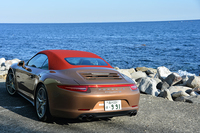 【スペック】911カレラ4Sカブリオレ：全長×全幅×全高＝4500×1810×1295mm／ホイールベース＝2450mm／車重＝1560kg／駆動方式＝RR／3.8リッター水平対向6 DOHC 24バルブ（400ps/7400rpm、44.9kgm/5600rpm）／価格＝1774万円／テスト車＝2015万9000円（エクステリアカラー＜コニャックメタリック／レッド＞＝46万9000円／インテリアカラー＜アンバー＞＝67万7000円／電動可倒式ドアミラー＝5万3000円／スポーツテールパイプ＝13万7000円／20インチ スポーツデザインホイール＝6万4000円／カラークレストホイールセンターキャップ＝2万9000円／シートヒーター＜フロント左右＞＝8万3000円／シートベンチレーション＝18万7000円／フロアマット＝3万2000円／エレクトリックコントロール スポーツシート＝40万円／カーボンインテリアパッケージ＜レザーインテリア＞＝28万8000円）
    