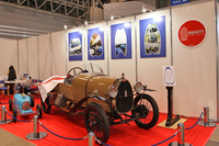 ブガッティ・クラブ・ジャパンのブース。展示された1926年「ブガッティT23モディフィエ」は戦前に輸入された個体。長らくシャシーだけの状態で放置されていたものを、76年に小林彰太郎氏が入手してレストア。その後、彼のドライブで欧州各地のクラシックカーラリーに参戦したヒストリーを持つ。