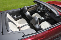 インテリアと幌のカラーはブラックとベージュが用意される。