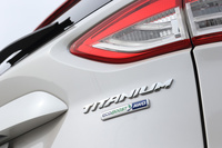 テールゲートを飾る「TITANIUM」のバッジ。「タイタニアム」は2リッターターボエンジンを搭載した上級グレードにあたる。