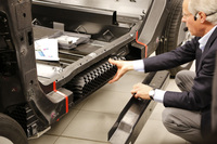 CFRPのライフモジュールは対クラッシュ性能が高く、またリペアの際も破損部分をカットして新しいパーツを取り付けるため、スチールの鈑金などより容易で、コストもかさまない。