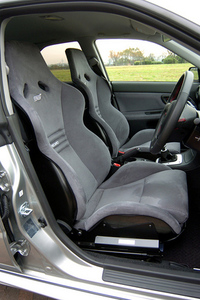 名前だけのOEM品ではない、レカロのカタログラインナップにも載るバケットシート。2005年に欧州のある自動車メーカーがニューモデルに採用する、とのウワサがある。