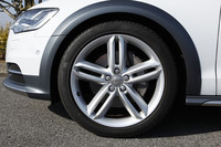 タイヤサイズは255/40R20と、ベース車より外径を一回り拡大。ホイールもベース車には設定のない専用品となっている。