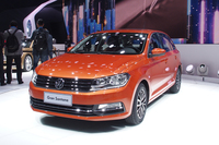 「フォルクスワーゲン・グラン サンタナ」。全長4.3m、1.4TSIエンジンを搭載する中国市場専用車。