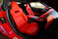 レカロ社の製品をターゲットに開発したというシート。日本仕様には電動調整機能やシートヒーターなどが標準で装備される予定。
    