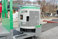 運転台の前方にあるこの筒が、操舵と駆動を担う。