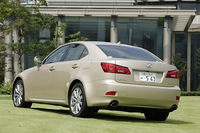 【スペック】
	IS250バージョンL：全長×全幅×全高＝4575×1795×1430mm／ホイールベース＝2730mm／車重＝1600kg／駆動方式＝FR／2.5リッターV6DOHC24バルブ（215ps/6400rpm、26.5kgm/3800rpm）／価格＝435万円（テスト車＝500万1000円／プリクラッシュセーフティシステム＝27万3000円／ムーンルーフ＝9万4500円／マークレビンソンプレミアムサラウンドサウンドシステム＝28万3500円）
	 