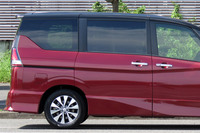 リアスライドドアには、ボディーの下に足を出し入れするだけでドアオープンが可能な「ハンズフリーオートスライドドア」が用意されている。