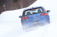 こちらは、フォルクスワーゲンの基幹モデル「ゴルフ」。「ヨコハマ・アイスガード ファイブ プラス」には、135/80R13 70Qから265/35R19 94Qまでの全104サイズがラインナップされている。