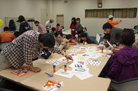 雨降りだったこともあって、屋内で行われた「ペーパークラフト工作室」は大人気。一時は順番待ちする状況だった。