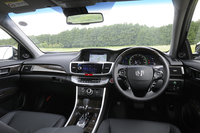 メーカー純正HDDナビや前席パワーシート、左右独立調整機能付きオートエアコンなど、装備は充実。内装色はブラックのみの設定となる。（プラグインハイブリッド車の内装色はベージュ）