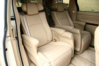 7人乗りアルファードの2列目は、豪華なキャプテンシート。走る御殿という言葉がピッタリだ。